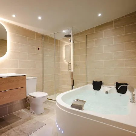 Maisonnette Avec Baignoire Balneo, Videoprojecteur Et Clim * Tarbes