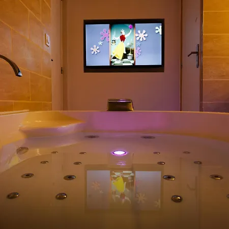 Maisonnette Avec Baignoire Balneo, Videoprojecteur Et Clim *